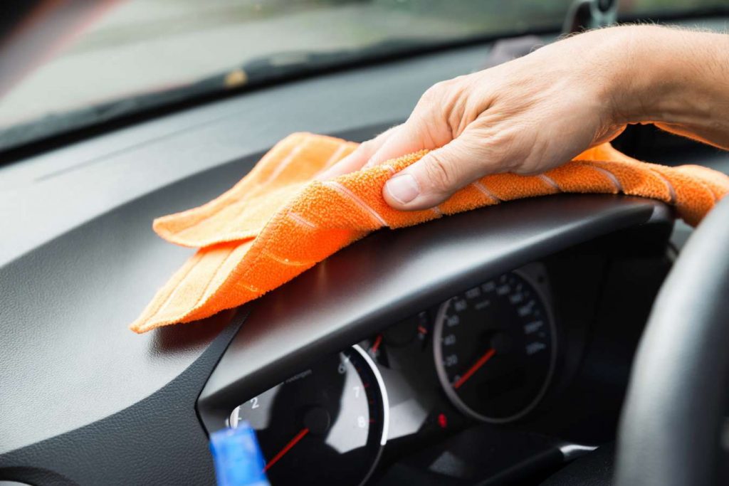 5 astuces pour bien nettoyer lintérieur de sa voiture